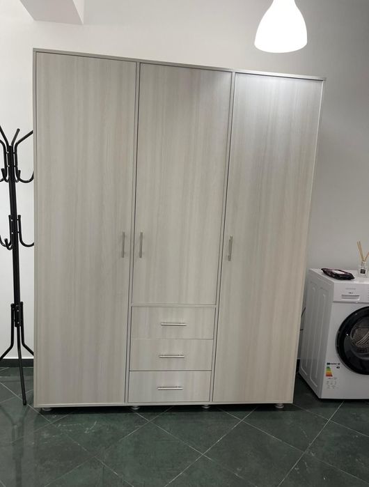 Pers. Fizica Vand ap cu 2 camere vis a vis de Hanul Visoianu