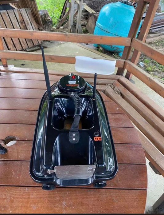 Лодка за захранка с сонар и гпс автопилот