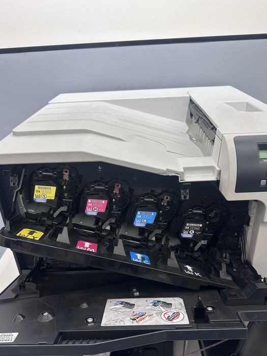 Принтер HP Color LaserJet CP5225