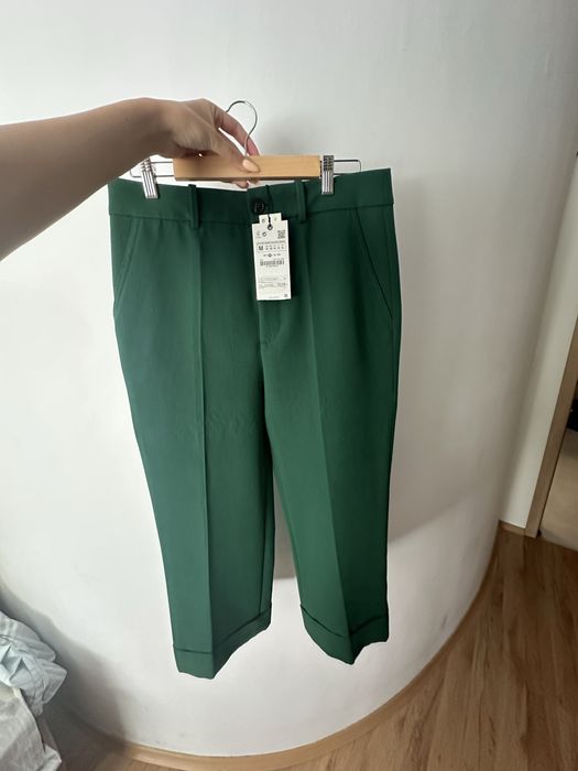 Панталон Зара , чисто нов с етикет , размер М . В красив зелен цвят