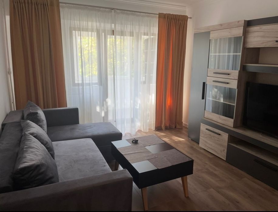 Închiriere apartament 3 camere intersecție Podu de Fier cu Tg. Cucu