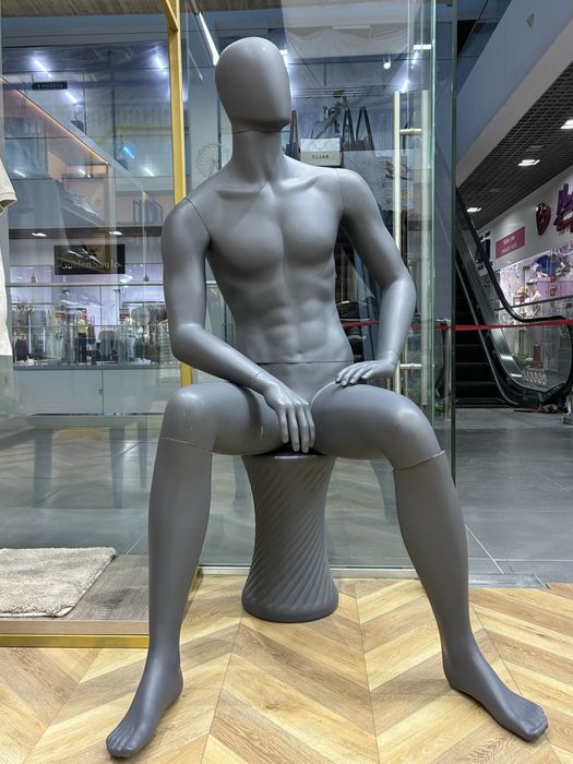 Маникен сидящий темно серого цвета