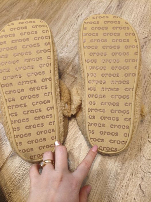 Crocs Classic Cozzzy Slippers pufoși – mărimea 41 – stare foarte bună