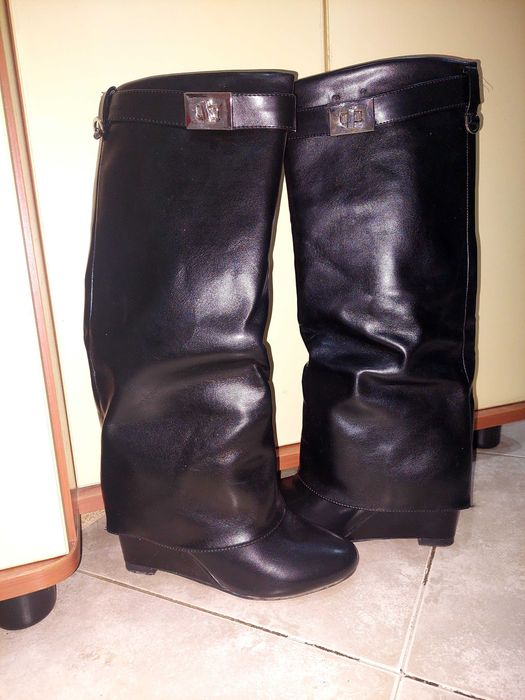 Дамски черни чизми