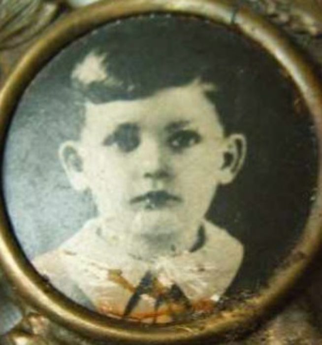 Красива брошка от миналотокръстчета , и нов,Луксозен ключодържател GUE