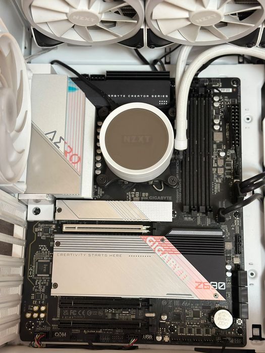 PC i7 12700K + MB Gigabyte Z690 AERO DDR5 + RAM DDR5 32GB  + carcasa Phanteks + sursa Thermaltake 650W