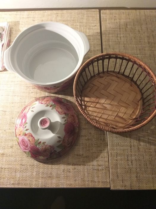 Супница  с крышкой очень красивой расцветки и хлебница