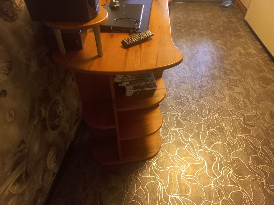 Продам компьютерный стол!