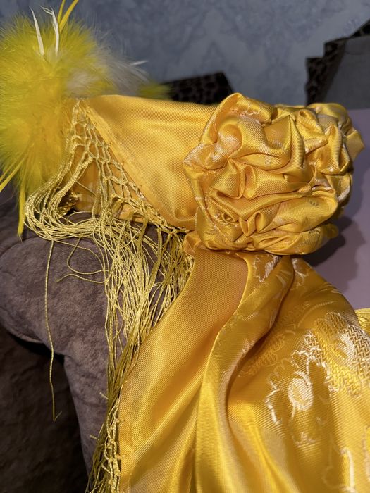 Роскошные платья и головные уборы — почти новые!