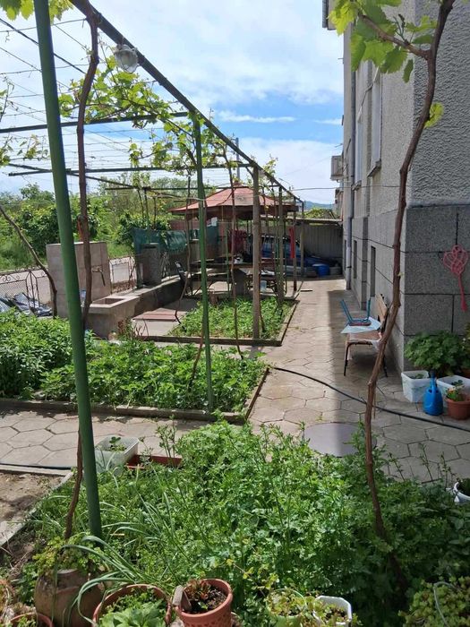 Продава етажи от къща в гр. Баня