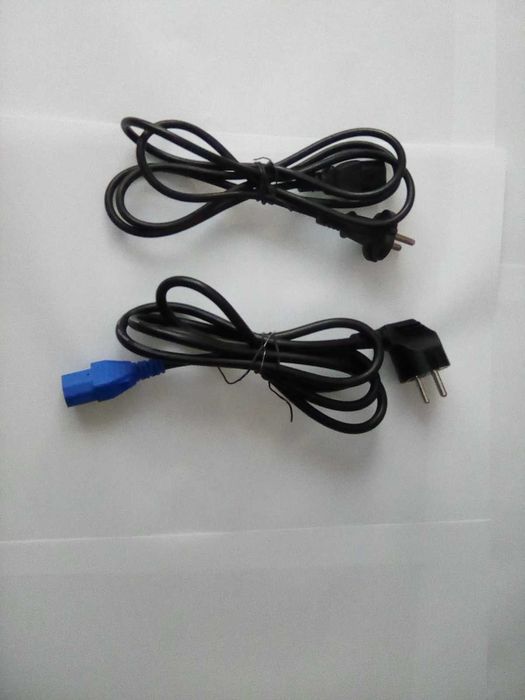 Setul include 2 cabluri de alimentare pentru calculatorul PC