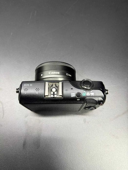Canon EOS M + Obiectiv Canon 40mm