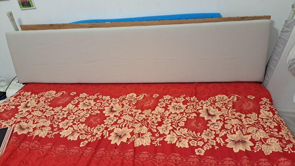 Tablie de pat tapitata cu burete