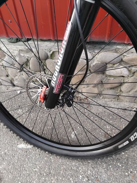 Vând  bicicleta în stare bună are roti de 29 si frane pe ulei