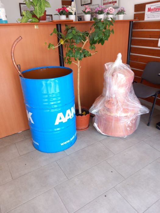 Vând cazan de țuică din cupru alimentar capacitate de 100 de litri cu fundu de 3m pereți de 2m capacul de 1,5m mai multe detalii la telefon