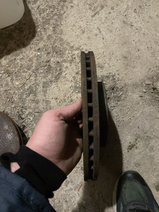 Продавам комплект  дискове и задни апарати за Фолксваген Туран 2004