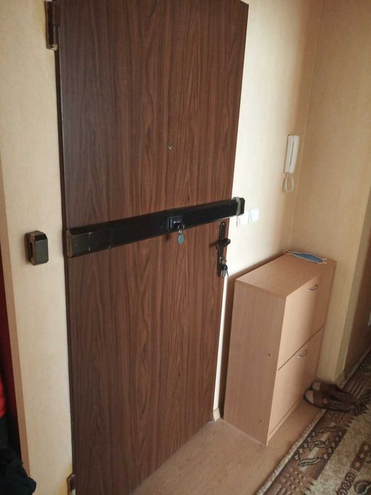 Продавам входна фалцова врата.