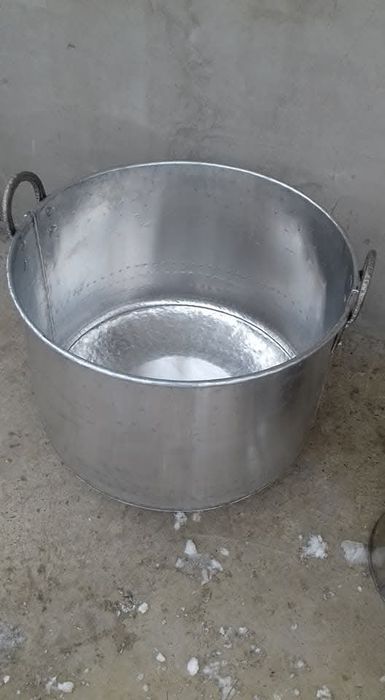 Vand crinte si găleți de muls si cazane pentru urdit