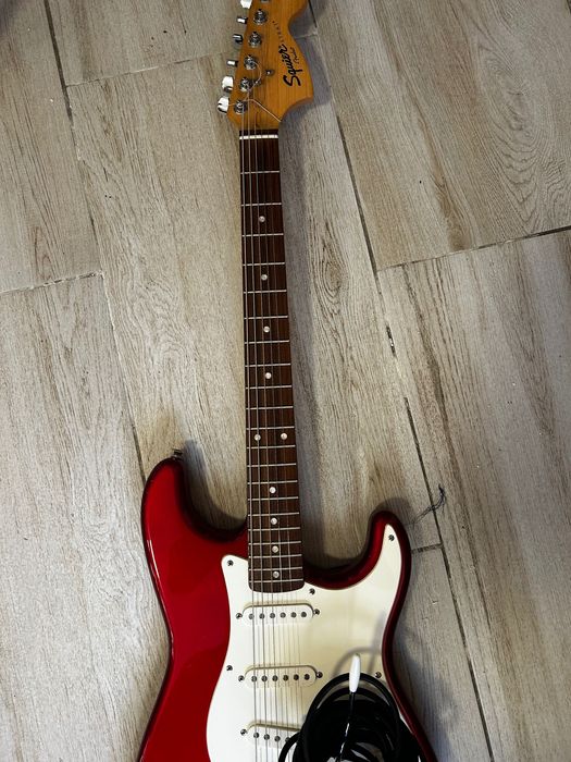 Chitară electrică Squier Strat by Fender – roșie + cablu