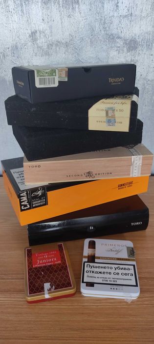 Различни дървени и метални кутии от пури