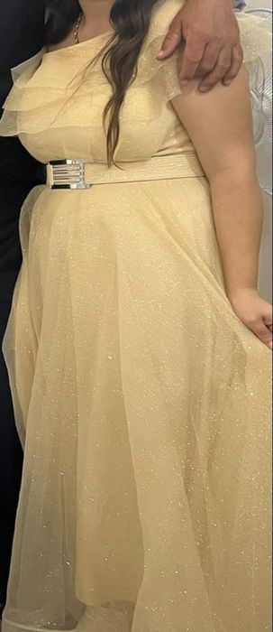 Дълга златиста официална рокля със колан