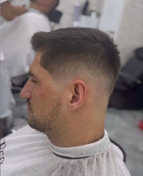 Frizer execut tunsori in sector 4