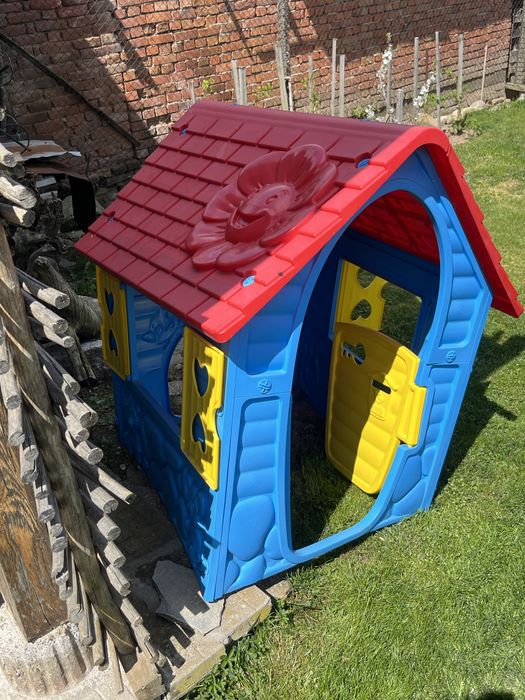 Детска къщичка и масичка с пейки за двор