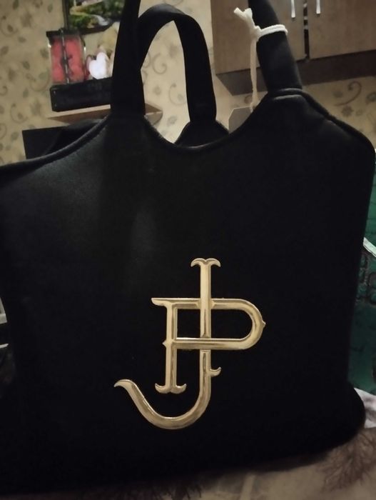 Дамски чанти , на паусе джиинс, на алеса две от тях и на guess