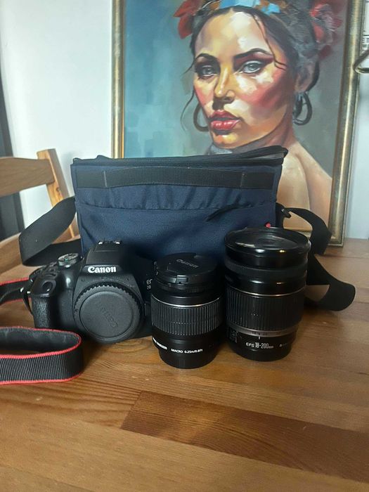 Фотоапарат Canon EOS 2000D с два обектива