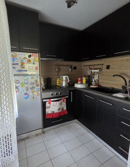 Масивна триетажна къща с.Горна Гращица