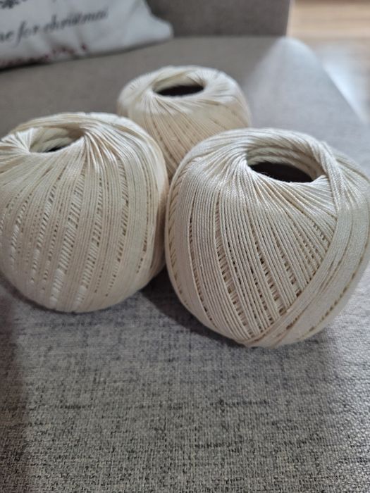 Три кълбета Прежда  цвят  екрю,  лен