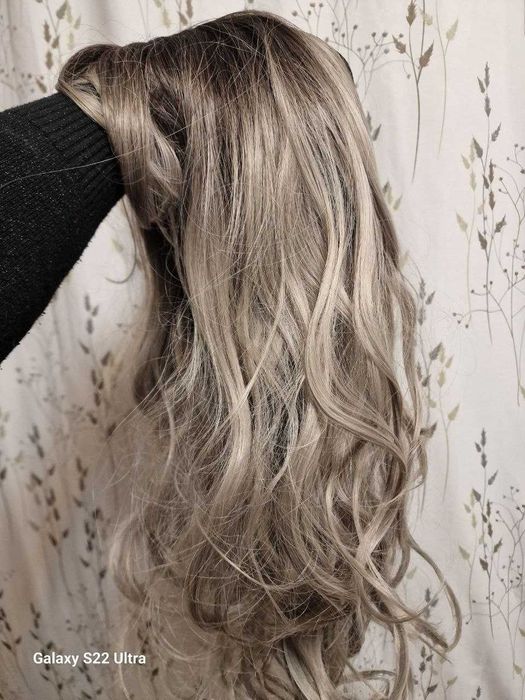 Дълга сива вълнообразна перука с бретон