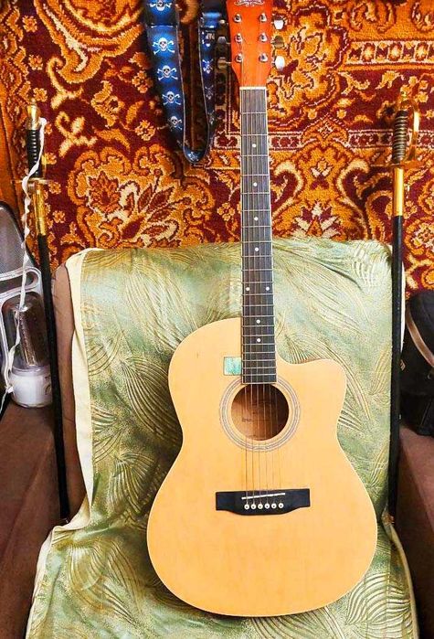 Продам гитару фирмы Caravan Music модель HS-39-11n