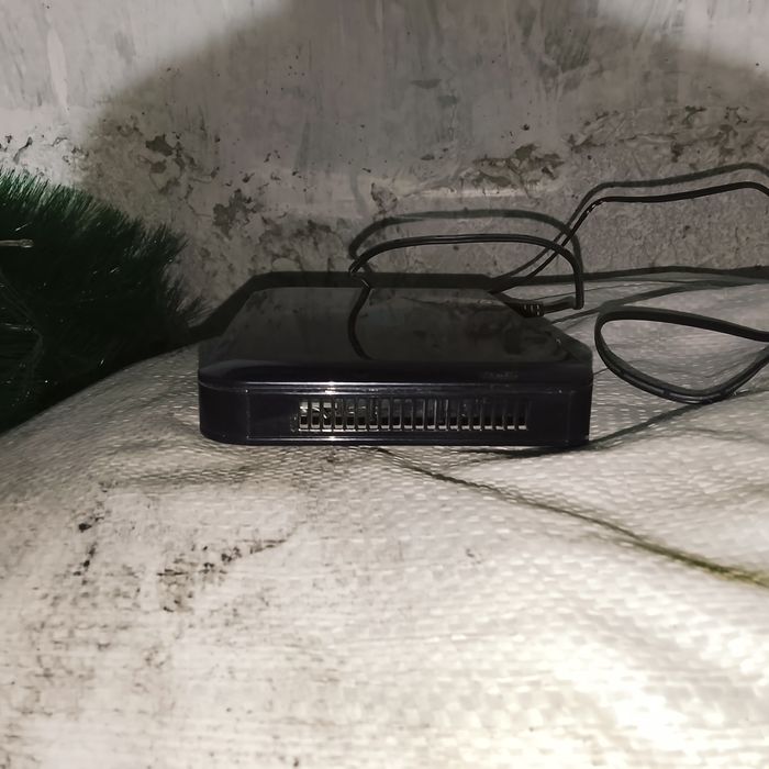 "Turon TV" deb yozilgan, raqamli televizor dekoderi