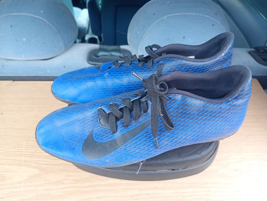 Футболни бутонки Найк и Адидас