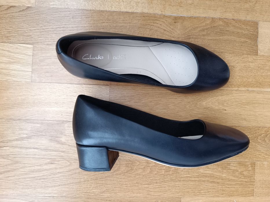 Черни обувки от естествена кожа Clarks