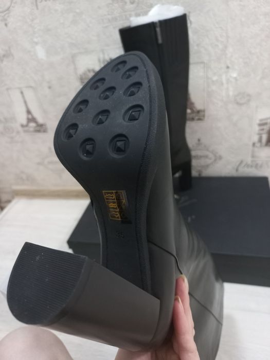 Продам новые кожаные сапоги