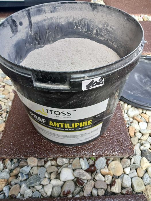 Vand stampila beton amprentat si praf antilipire folosite