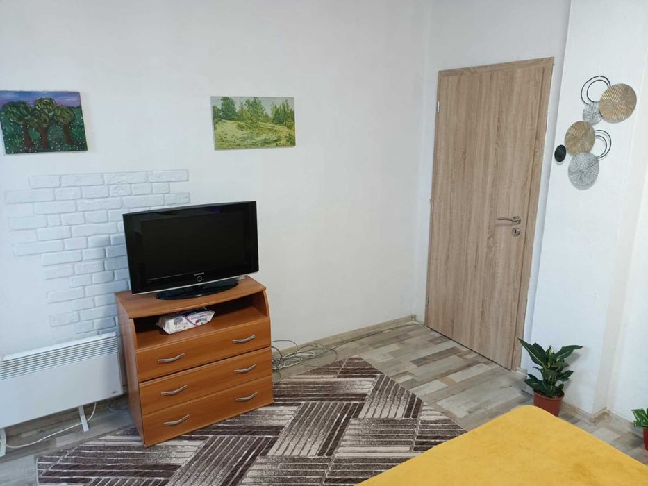 Дава се под наем Едностаен апартамент в Шумен, 2-ри корпус - 54 кв.м за 357 € - Снимка #2