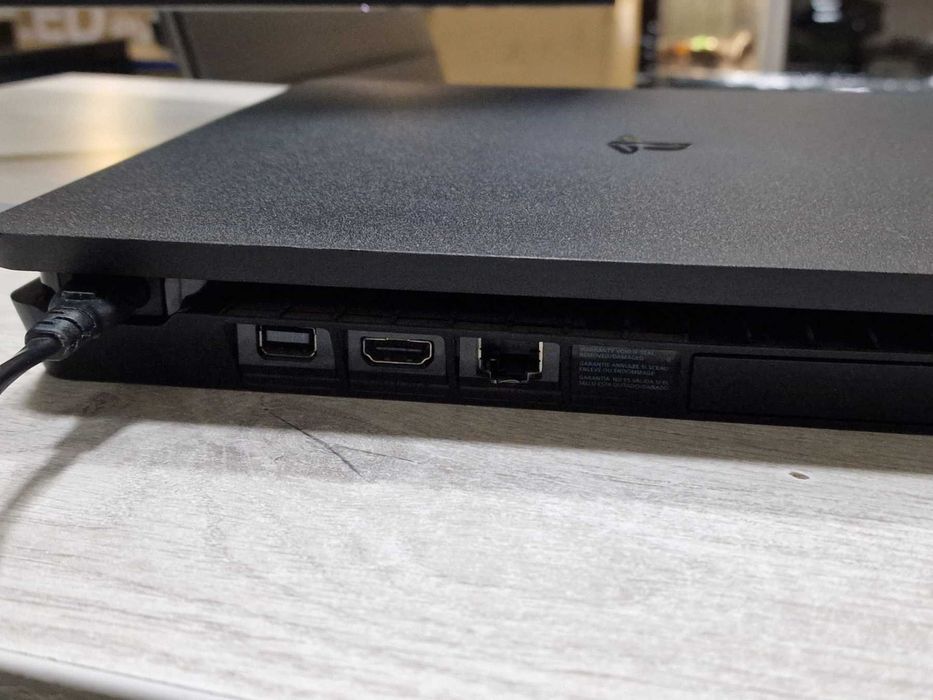 PlayStation 4 Slim / 1 TB + 2 игри