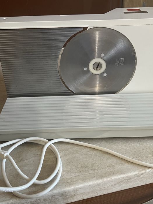 Немска електрическа резачка за хляб, колбаси, др.