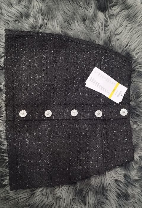 Елегантна черна пола с декоративни копчета – НОВА