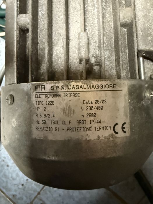 Vand doua pompe cu motor electric