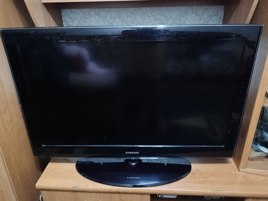 Продается телевизор диагональ 103 на запчасти