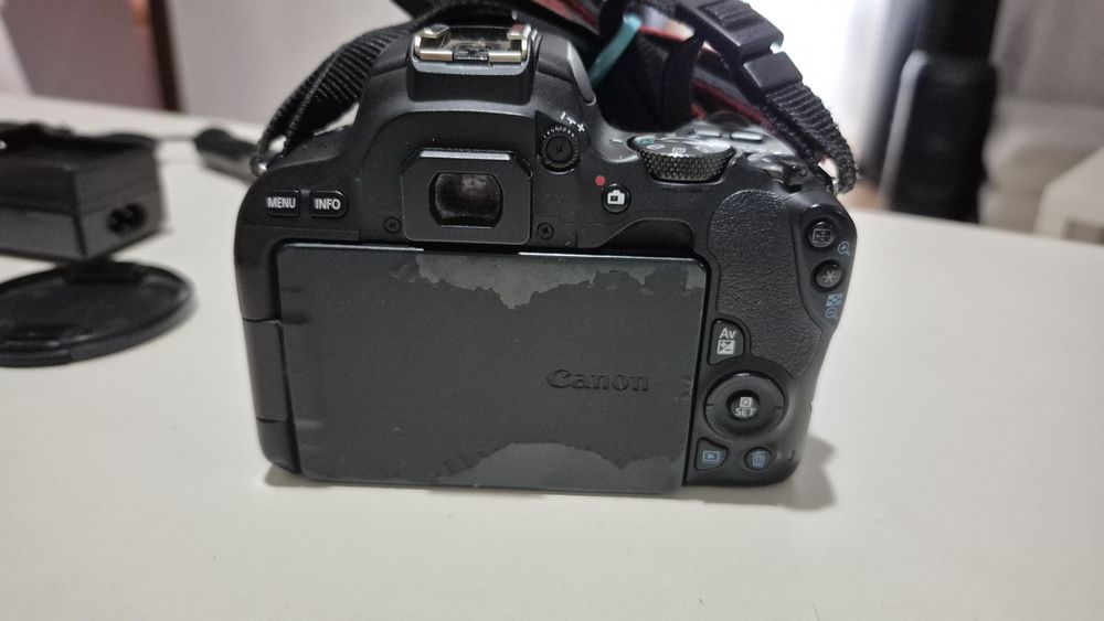 Canon Eos 200D cu obiectiv Sigma DC 18-50mm 1:2.8 EX