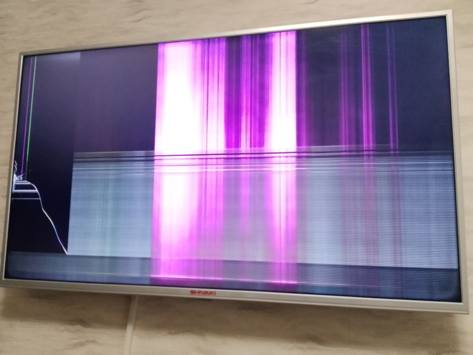 Телевизор Shivaki 43 Smart TV со сломанным экраном