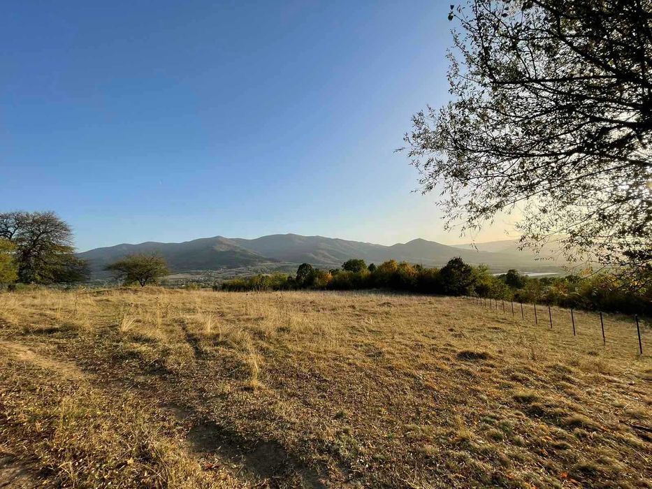 Парцел в регулация - ниско строителство (до 10м.) - 3500кв.м.