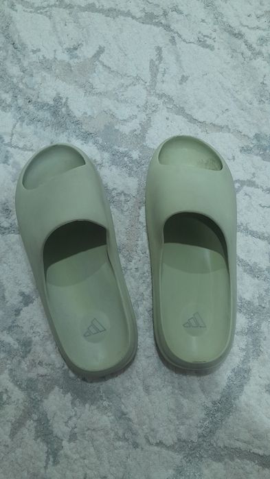 Тапочки Adidas yeezy slide resin