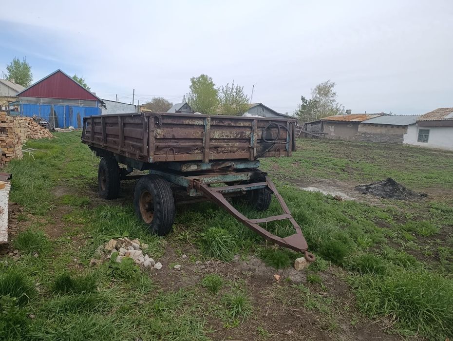 Трактор с самосвальным прицепом