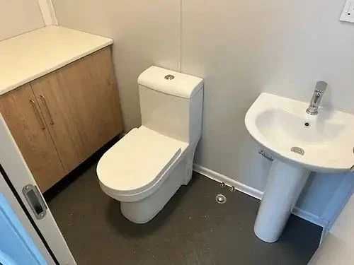 Container transformat în birou cu baie și spațiu de depozitare